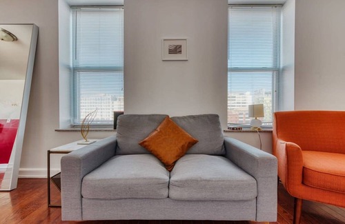 Chinatown Apartment | Stairway 3BR Apt w W D Home Theater