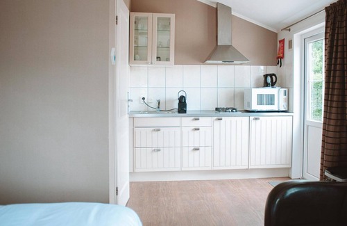 Voorthuizen Hotel | Stay in a cozy hotel chalet for 2 in the Veluwe with luxury beds, a kitchen, and a private bathroom. Car-free park with free WiFi and optional breakfast.