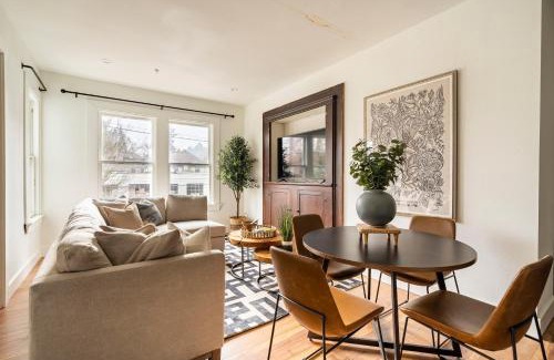 Uptown Apartment | Stay Portland - 3BR - Sleeps 6 - Steps to NW 23rd - Fast WiFi