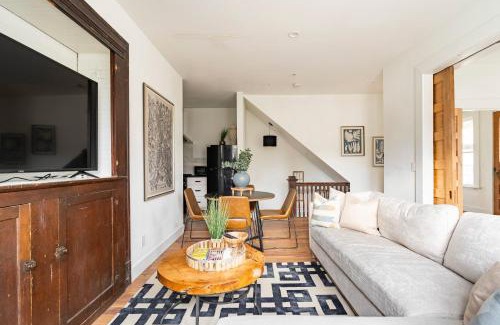 Uptown Apartment | Stay Portland - 3BR - Sleeps 6 - Steps to NW 23rd - Fast WiFi