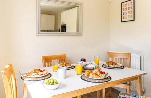 Newport Apartment | Step Into the Past, Stay for the Memories, Historic 3-Bed Retreat near Monmouth Castle, Sleeps 5, Parking & Wi-Fi