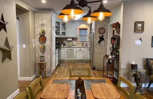 Fort Worth House | StockYards!-1.5 blk away ! Cowboy Cottage sleeps 9, TCU close by