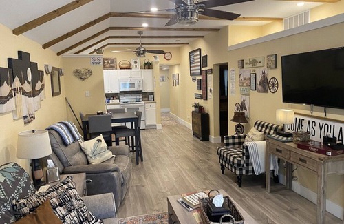 Fort Worth House | StockYards! Less than 4 minutes-Sleeps 8-Lee House, TCU close by