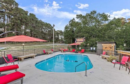 Eureka Springs Apartment | Stonegate Lodge King Bed, WIFI, 50in Roku TV, Salt Water Pool Room #308