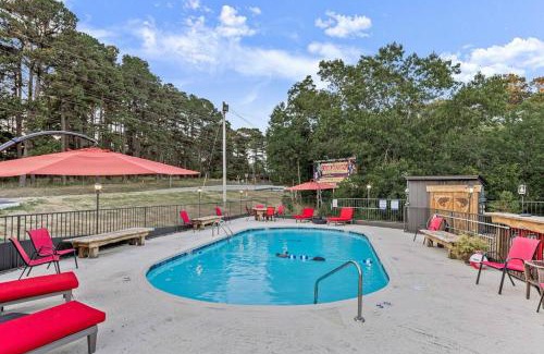 Eureka Springs Apartment | Stonegate Lodge Sleeps 4 Fast WiFi Firepits TV Salt Water Pool Room #204