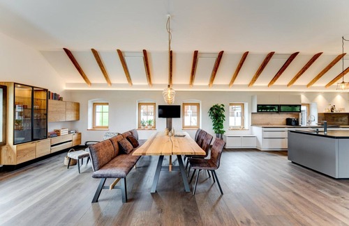 Senftenbach Apartment | Studio Apartment 'Außergewöhnliches Loft' with Mountain View and Wi-Fi