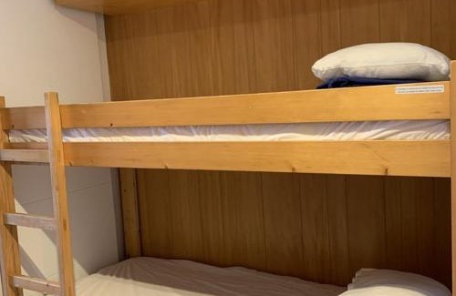 Jeux Apartment | Studio pour 4 à L'Alpe d'Huez - Proche pistes et commerces, terrasse sud, TV, casier à skis - FR-1-405-218