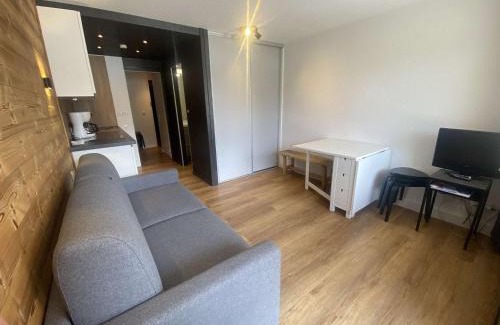 Jeux Apartment | Studio pour 4 à L'Alpe d'Huez - Proche pistes et commerces, terrasse sud, TV, casier à skis - FR-1-405-218