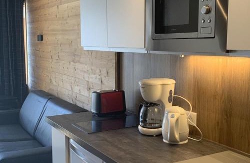 Jeux Apartment | Studio pour 4 à L'Alpe d'Huez - Proche pistes et commerces, terrasse sud, TV, casier à skis - FR-1-405-218