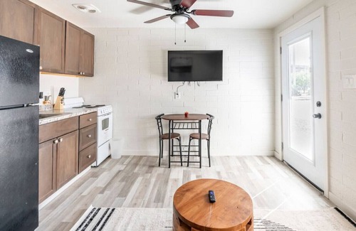 Riverside Apartment | Studio+Wifi+TV+Free Parking