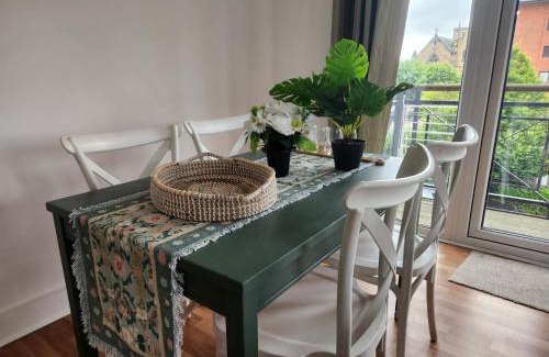 Slateford Apartment | Stunning 3Bed with Balcony and Free Parking