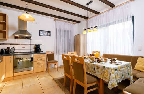 Neeberg House | Stunning private villa for 8 people with TV, terrace and pets allowed