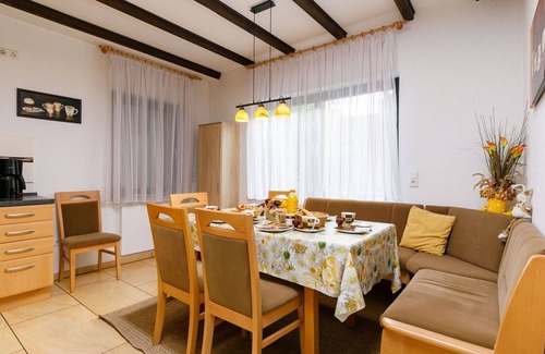 Neeberg House | Stunning private villa for 8 people with TV, terrace and pets allowed