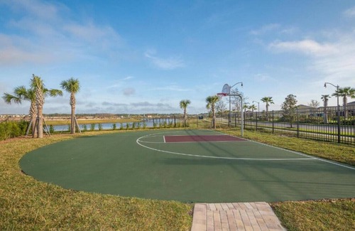Campbell Villa | Stunning Retreat Townhouse 10 mins to Disney with Pool