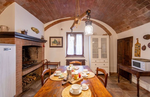 Poggibonsi Villa | Stunning villa for 6 people with WIFI, A/C, TV, pets allowed and panoramic view
