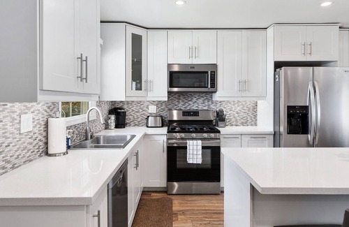 Lake Balboa House | Stunningly Beautiful L.A. Cottage, Huge Yard! BBQ!