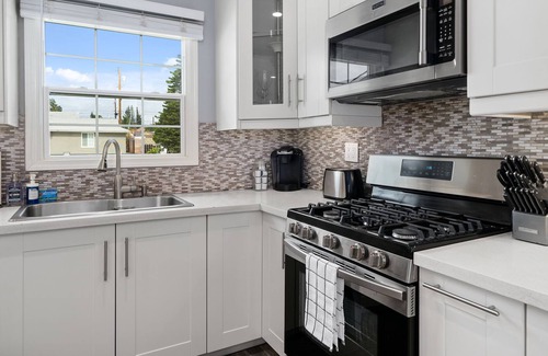 Lake Balboa House | Stunningly Beautiful L.A. Cottage, Huge Yard! BBQ!
