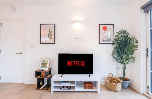 Turnham Green Apartment | Stylish 2BR Apartment With Balcony Next To Station