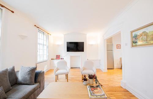 Town Apartment | Stylish 3-Bed Apartment in Prime Fulham Location
