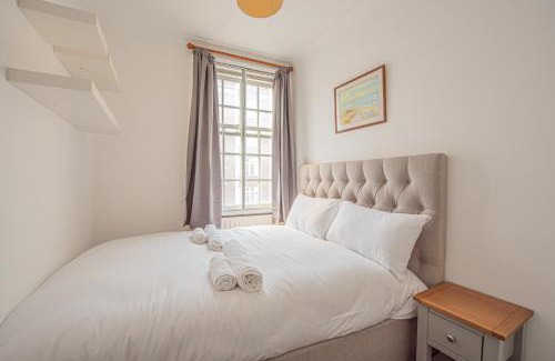 Town Apartment | Stylish 3-Bed Apartment in Prime Fulham Location