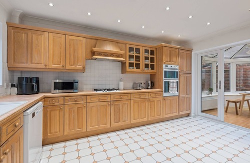 Chadwell Villa | Stylish 4BR Home in Romford with Garden & Parking