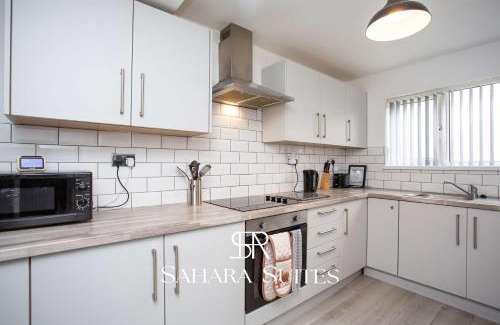 Blyth House | Stylish 5BR Contractor Stay - Work & Business - Parking
