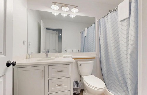 Cranmore Birches Condo | Stylish Retreat Near Town & Slopes W/Stone Fireplace, Game Room & Fast WiFi