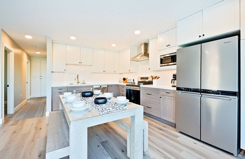 North Clairemont House | Sun Diego Poolside Paradise 3BD/2BA in Clairemont, 15 minutes from Beach!
