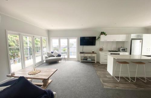 Bluff Hill House | Sun Sea Scenery - Newly Renovated