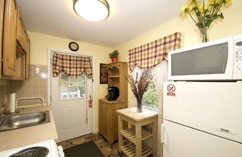 Huntington Apartment | Sunny/Cozy 1 Bdrm Apt, 1 Hr To NYC