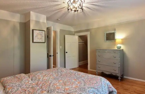 Merriam Park West House | Sunny Saint Thomas Side-by-Side!