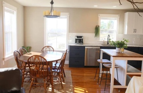 Lovettsville House | Sunset View Bungalow