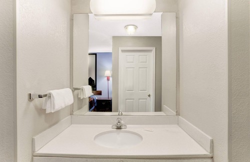 Booneville Hotel | Super 8 by Wyndham Booneville