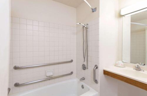 Yucca Valley Hotel | Super 8 by Wyndham Yucca Val/Joshua Tree Nat Pk Area