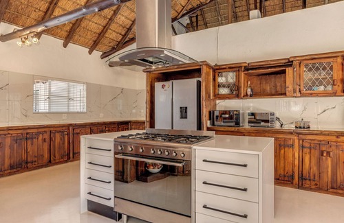 Greater Johannesburg Metropolitan Area Villa | Superb 7-bedroom villa in Sandton