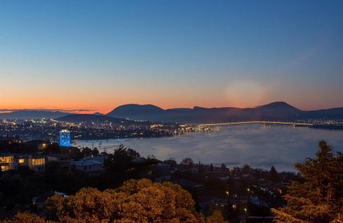 Sandy Bay House | Swan Sea Retreat - Stunning 360 Waterfront views