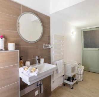 Nimes City Centre Apartment | T2 Climatisé de charme, pour couple proche Arènes MaisonCarréeConciergerie