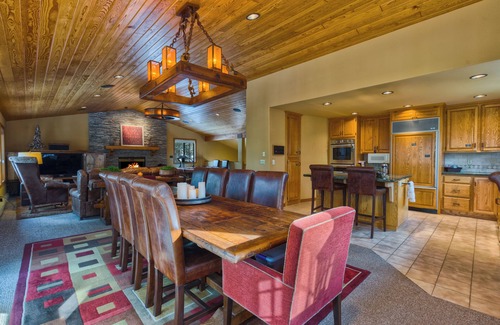 Elk Point House | TAHOE LUXURY HOME! PRIVATE BEACH! Gated Community, Lake Views, Hot Tub, Max 8