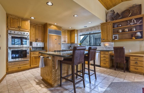 Elk Point House | TAHOE LUXURY HOME! PRIVATE BEACH! Gated Community, Lake Views, Hot Tub, Max 8