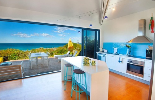 Boomerang Beach House | TAMBAC, Amazing Water Views - 3 min walk to the beach!