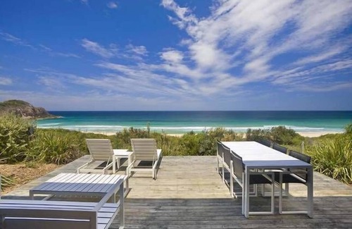 Boomerang Beach House | TAMBAC, Amazing Water Views - 3 min walk to the beach!