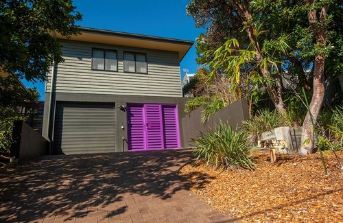 Boomerang Beach House | TAMBAC, Amazing Water Views - 3 min walk to the beach!