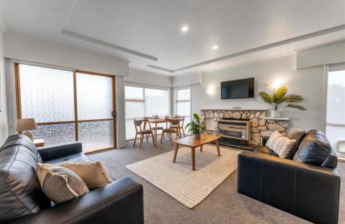Two Mile Bay House | Taupo Escape! - 7 Min Walk to the Lake and Sail Club