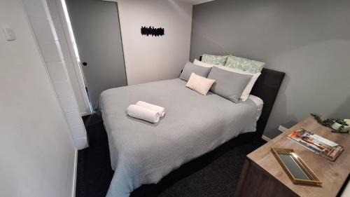 Two Mile Bay House | Taupo Escape! - 7 Min Walk to the Lake and Sail Club