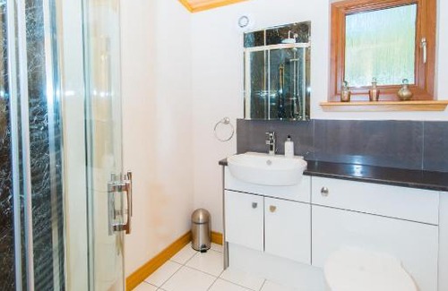 Cupar House | Tawny Lodge with Hot Tub near Cupar Fife