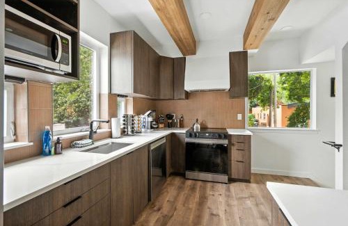 Kerns House | The Adelynn - 5BR Luxury in Walkable Portland