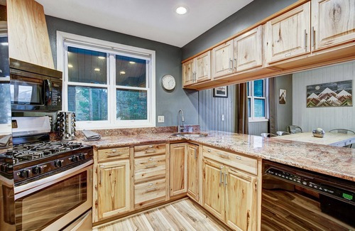 Breckenridge Ski Chalet | The Apres Chalet on Peak 7, Private Hot Tub, Views, Location!