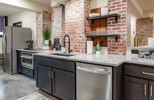Maple Ridge North Apartment | The Aristocrat - Velencia's Beauty