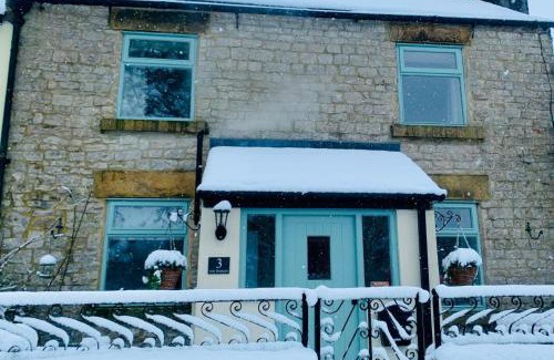 Tideswell House | The Beautiful Bobbin - Premium Cottage with views, local walks, wood burner & pubs