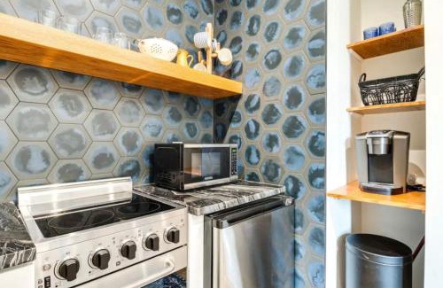 Lockerbie Square Apartment | THE BEST Downtown Spot Free parking Pet friendly